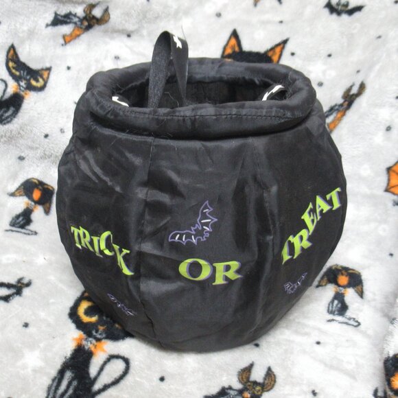 Gemmy collapsable Trick or Treat Bucket, Bats, Happy Halloween candy bucket - Picture 2 of 5